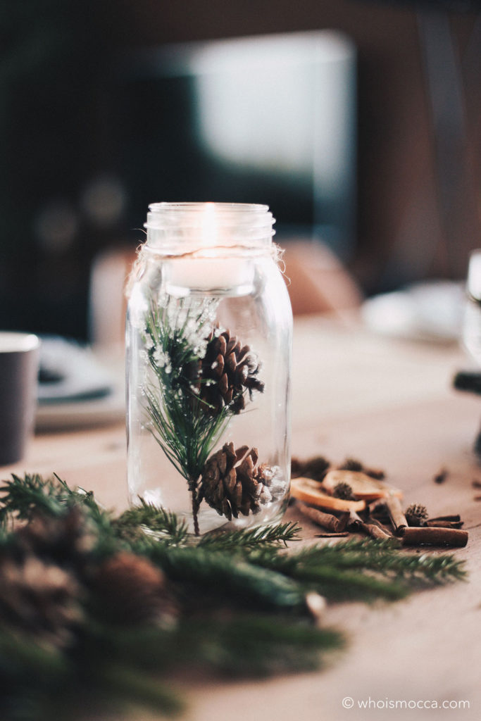Weihnachtlich gedeckter Esstisch mit Naturmaterialien